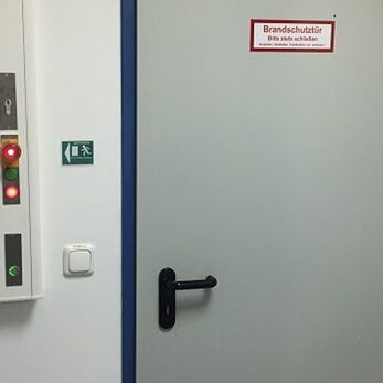 Cửa đã đóng nhưng Interlock vẫn chưa cho mở cửa tiếp theo