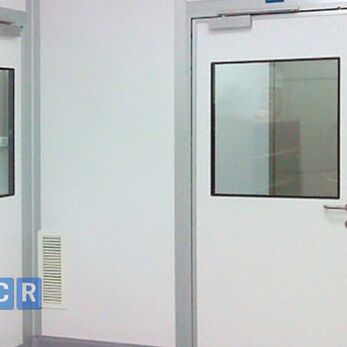 Hai cửa Airlock mở đồng thời ảnh hưởng đến phân vùng phòng sạch ra sao?