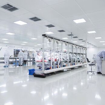 Interlock trong Material Airlock khi chuyển nguyên liệu vào khu sản xuất
