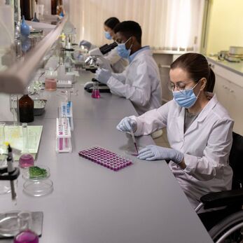 Khóa liên động tại anteroom phòng thí nghiệm kiểm soát sinh học
