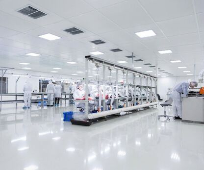 Interlock trong Material Airlock khi chuyển nguyên liệu vào khu sản xuất