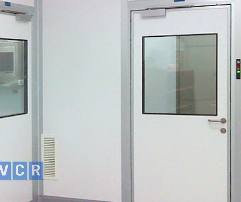 Hai cửa Airlock mở đồng thời ảnh hưởng đến phân vùng phòng sạch ra sao?