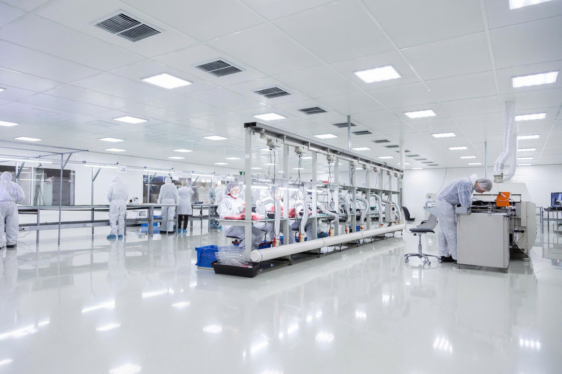 Interlock trong Material Airlock khi chuyển nguyên liệu vào khu sản xuất