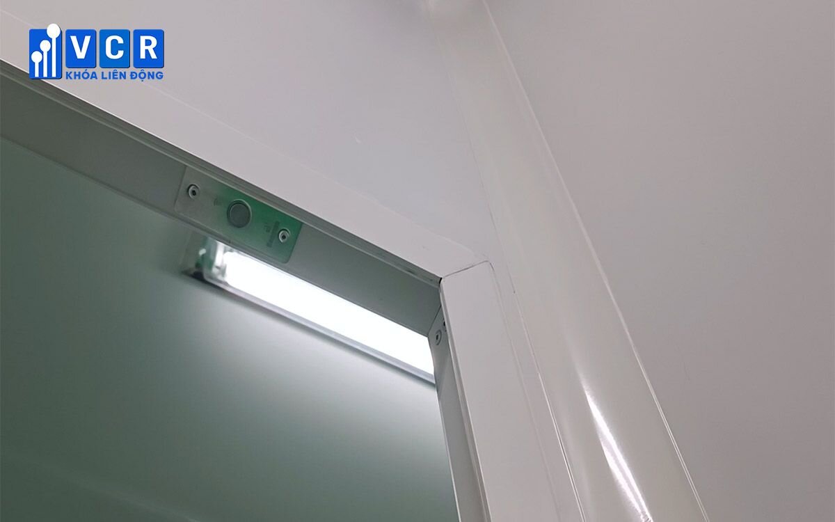 Lắp chốt khóa liên động phía trên cánh cửa